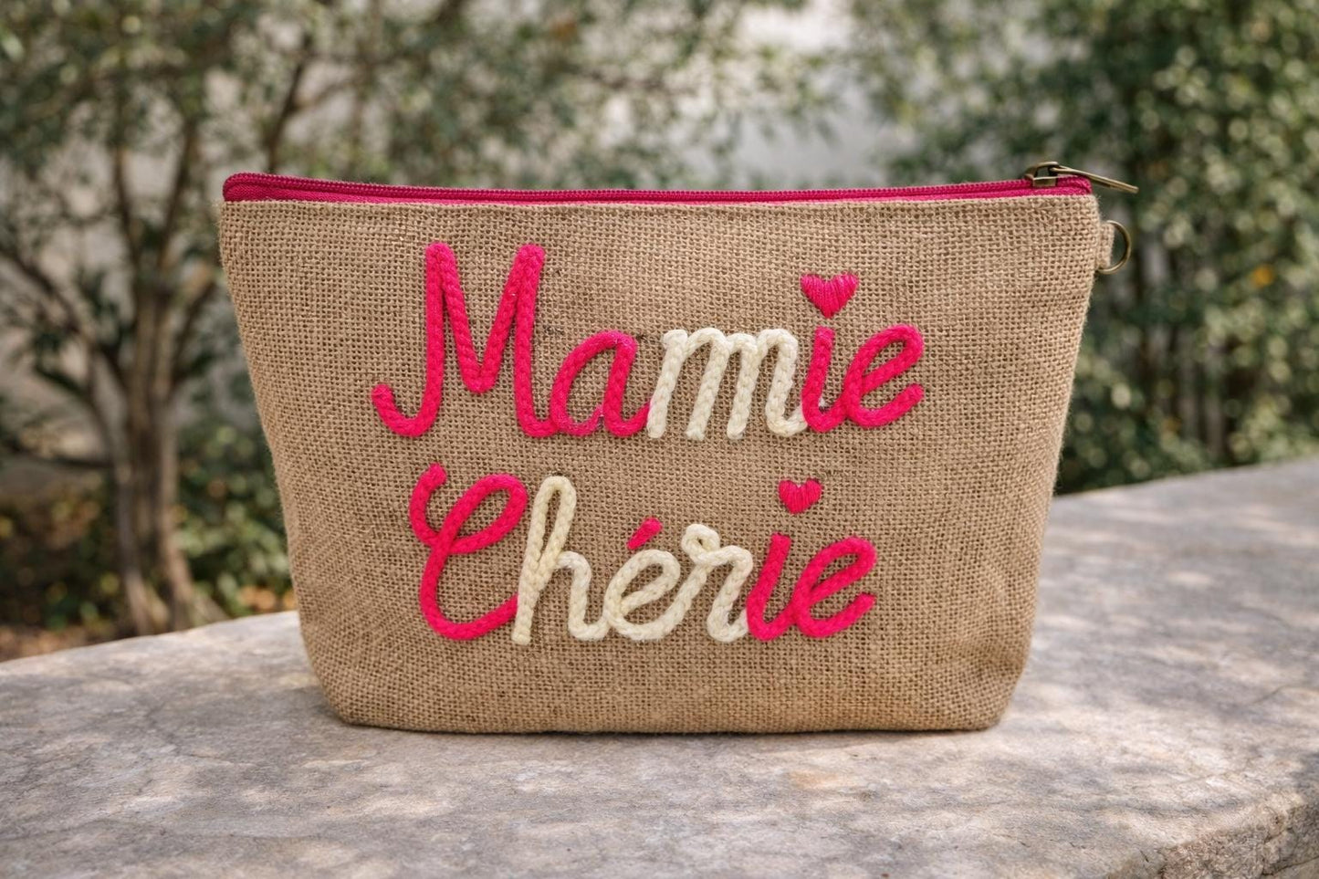 Mamie chérie – pochette Toile de jute brodée