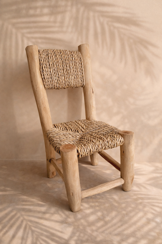 PIKO- Chaise enfant artisanale en bois naturel et fibres tressées